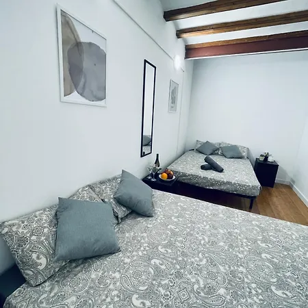 Nou De La Rambla 2 Bed & Breakfast